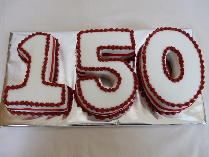 Torta dulce con forma del número 150