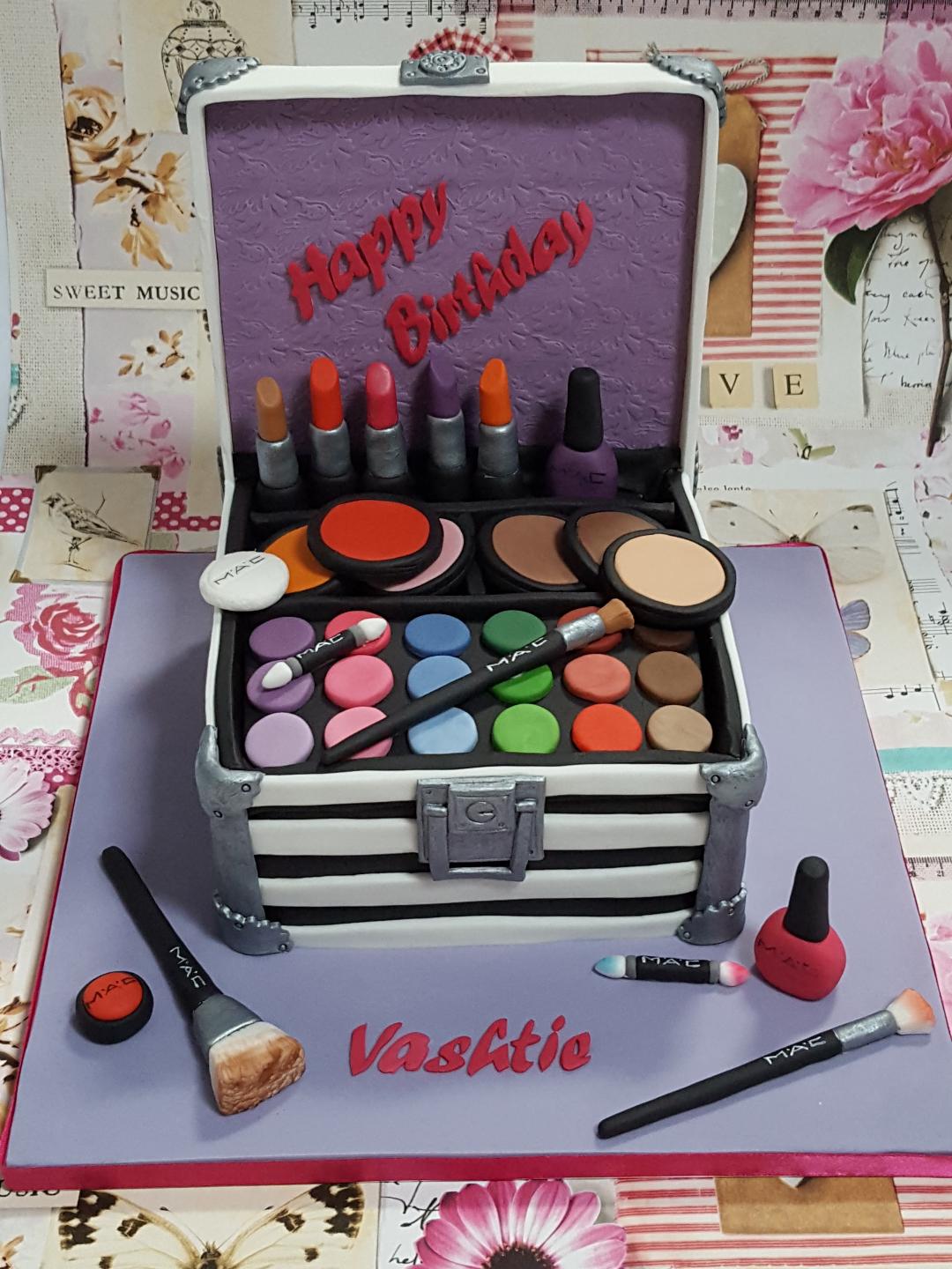 makeupkitcake1.jpg